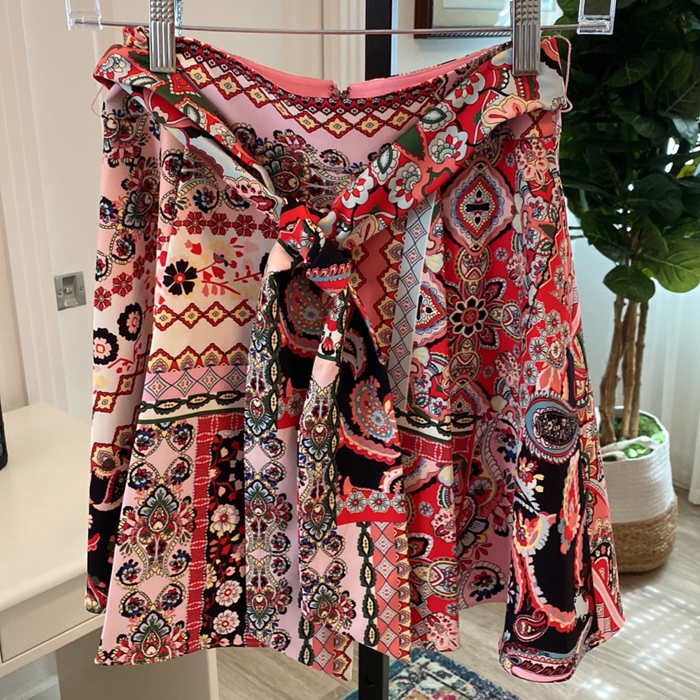 Alice+Olivia cute skirt. New without tags. Never worn sz 0